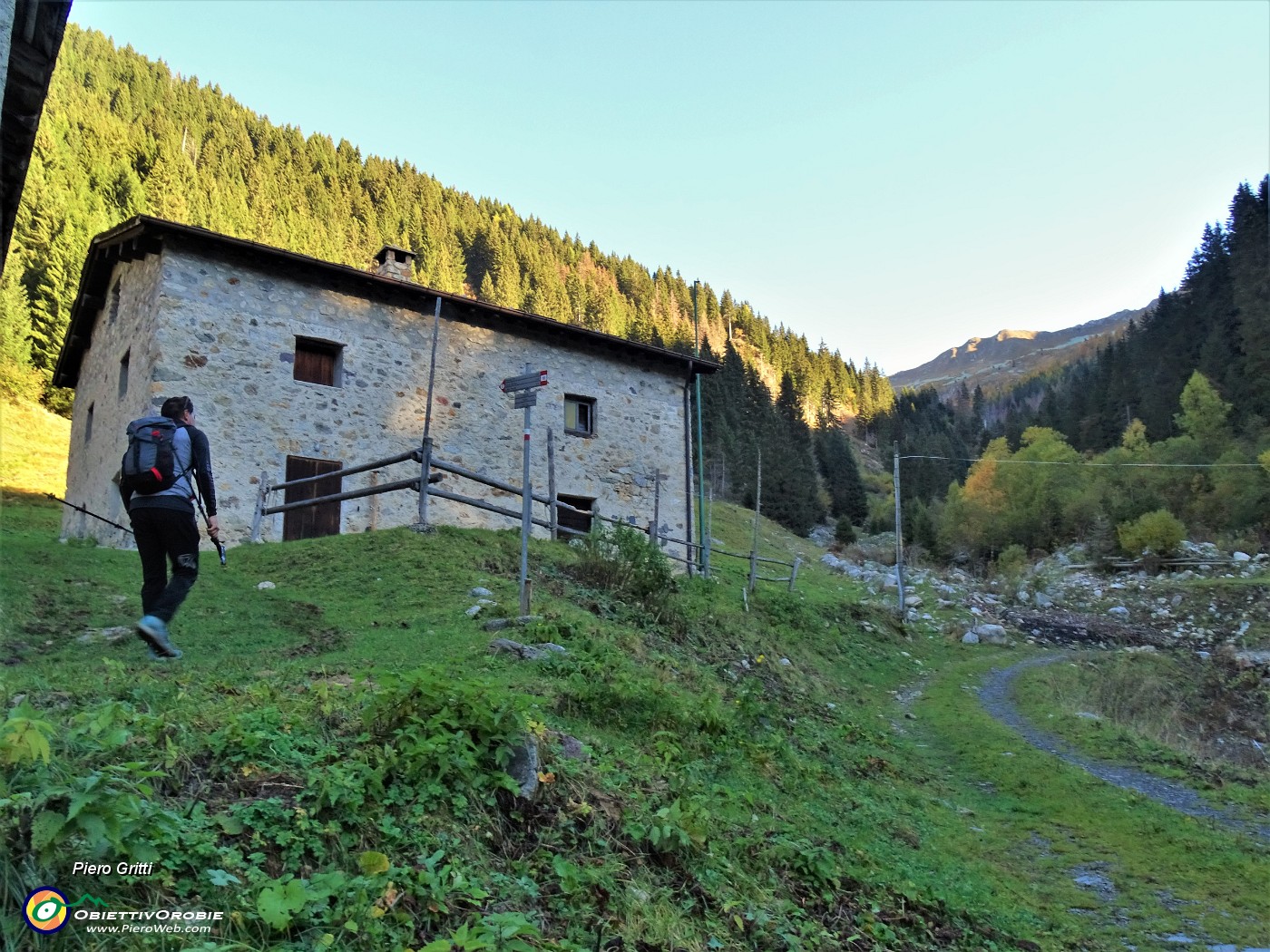 09 Al 'Forno' (1472 m) di Cambrembo non seguiamo il sent. 112 segnalato a sx, ma l'altro, non segnalato a dx verso il ponticello.JPG